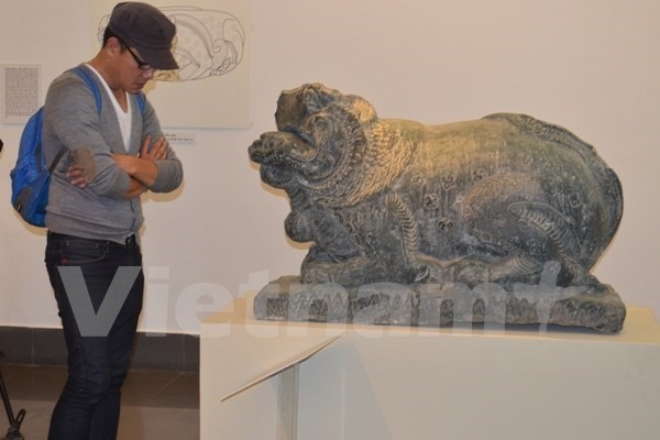 Traditional sacred animals on display in Hanoi - ảnh 1